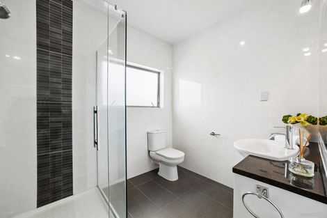 Photo of property in 2/63 Pupuke Road, Birkenhead, Auckland, 0627