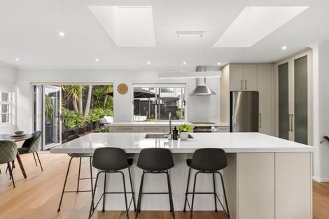 Photo of property in 16 Pickwick Parade, Mellons Bay, Auckland, 2014