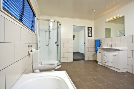 Photo of property in 112 San Marino Drive West, Henderson, Auckland, 0612