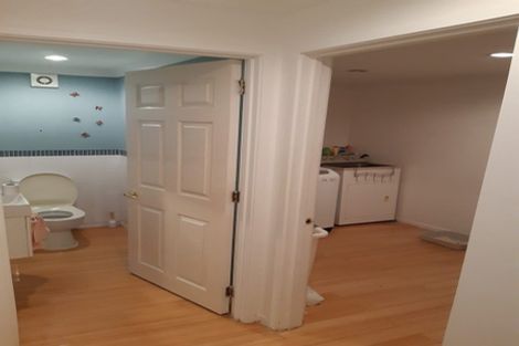 Photo of property in 18 Mountain Road, Henderson Valley, Auckland, 0612