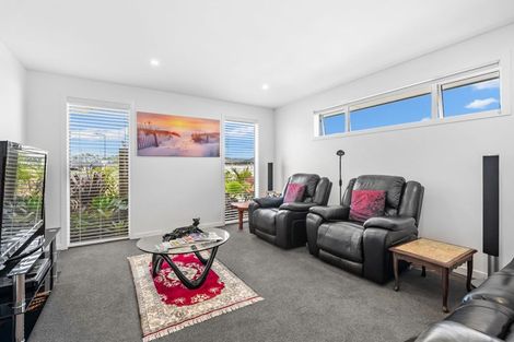 Photo of property in 104 Kaurinui Crescent, One Tree Point, 0118