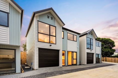 Photo of property in 2/33 Buscomb Avenue, Henderson, Auckland, 0610