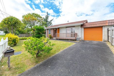 Photo of property in 2/558 Swanson Road, Ranui, Auckland, 0612