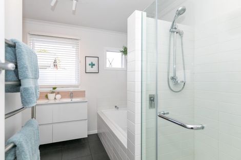 Photo of property in 15 Sandwich Road, St Andrews, Hamilton, 3200