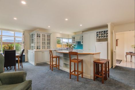 Photo of property in 6 La Lena Grove, Fitzherbert, Palmerston North, 4410