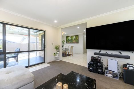 Photo of property in 99a Awaroa Road, Sunnyvale, Auckland, 0612