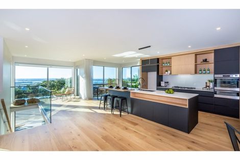 Photo of property in 10 Hilltop Lane, Mount Pleasant, Christchurch, 8081