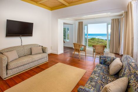 Photo of property in 21 Ocean View Road, Port Waikato, 2695