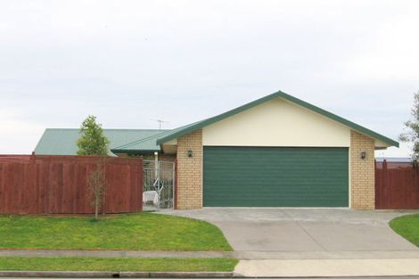 Photo of property in 77 Waiwherowhero Drive, St Andrews, Hamilton, 3200