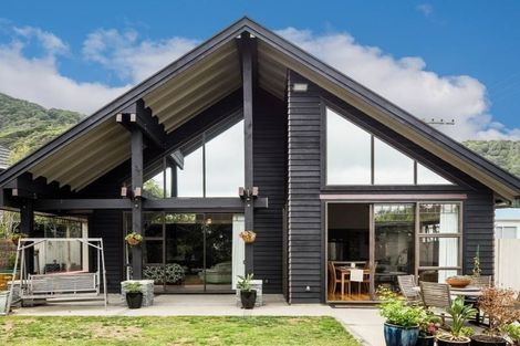 Photo of property in 374 Muritai Road, Eastbourne, Lower Hutt, 5013