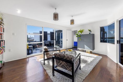 Photo of property in 2/81 Sylvan Avenue, Northcote, Auckland, 0627