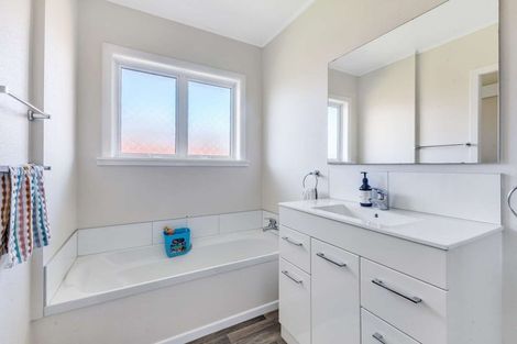 Photo of property in 193 Omata Road, Blagdon, New Plymouth, 4310