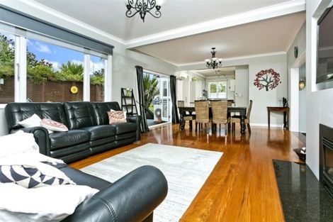 Photo of property in 2 Peter Terrace, Castor Bay, Auckland, 0620