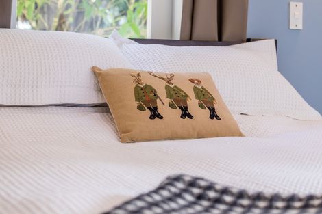 Photo of property in 138 Laingholm Drive, Laingholm, Auckland, 0604