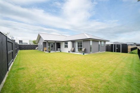 Photo of property in 22 Monaco Grove, Fitzherbert, Palmerston North, 4410