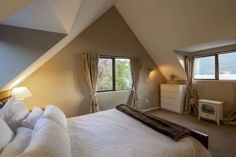 Photo of property in 78 Cedar Drive, Kelvin Heights, Queenstown, 9300