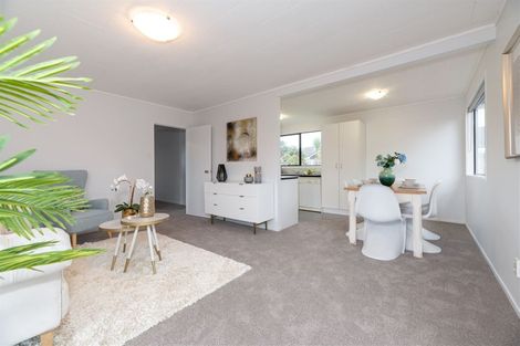 Photo of property in 27 Larissa Avenue, Henderson, Auckland, 0610
