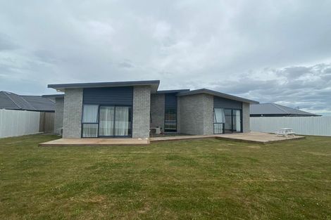 Photo of property in 48 Sardinia Grove, Fitzherbert, Palmerston North, 4410