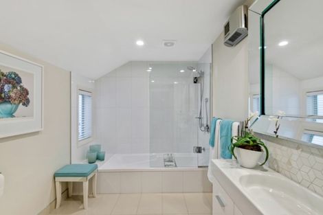 Photo of property in 2/24 Thornycroft Street, Fendalton, Christchurch, 8052