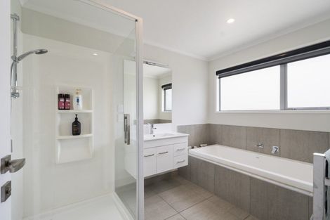 Photo of property in 14 Heatherlea Road West, Levin, 5575