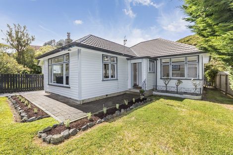 Photo of property in 64 Airlie Road, Plimmerton, Porirua, 5026