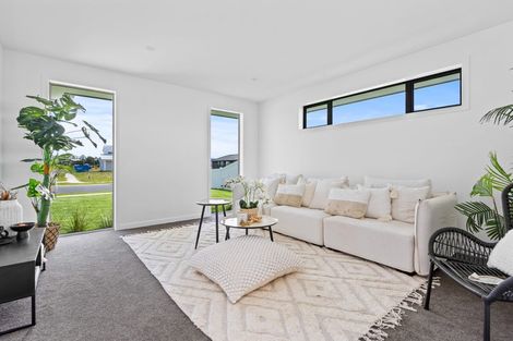 Photo of property in 104 Kaurinui Crescent, One Tree Point, 0118