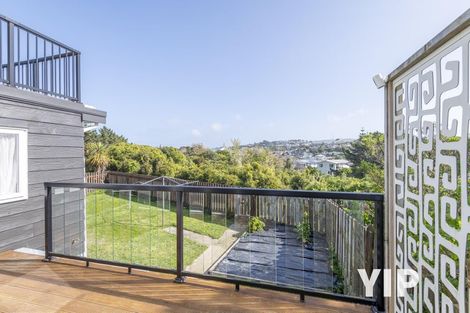 Photo of property in 2/25 Kingsbridge Place, Newlands, Wellington, 6037