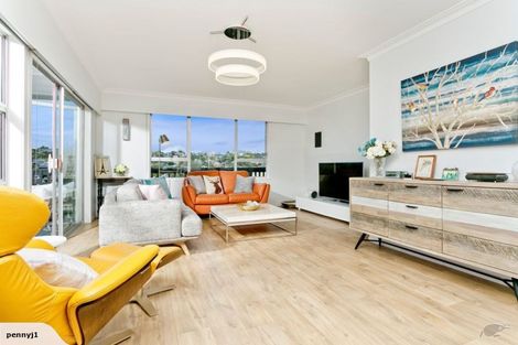 Photo of property in 2/33 Hyde Road, Rothesay Bay, Auckland, 0630