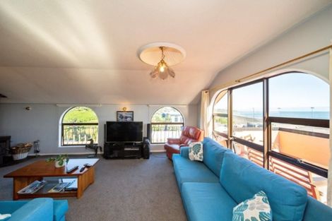 Photo of property in 10 Messenger Terrace, Oakura, 4314