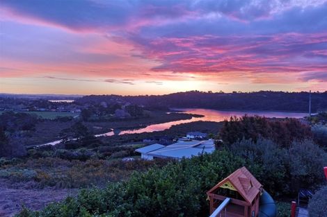 Photo of property in 84 Kittiwake Drive, Schnapper Rock, Auckland, 0632