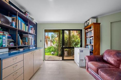 Photo of property in 4 Twin Wharf Road, Herald Island, Auckland, 0618