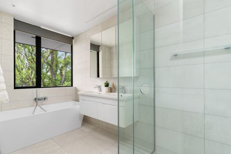 Photo of property in 49 Saint Andrews Square, Strowan, Christchurch, 8052