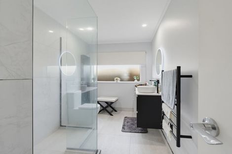 Photo of property in 8 Chalmers Close, Orewa, 0931