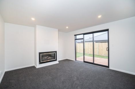 Photo of property in 77 Johnstone Drive, Fitzherbert, Palmerston North, 4410