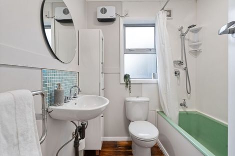 Photo of property in 66 Hungerford Road, Houghton Bay, Wellington, 6023