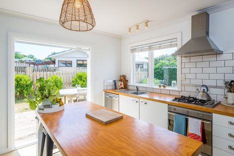 Photo of property in 16 Renown Road, Raumati South, Paraparaumu, 5032