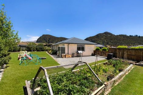 Photo of property in 13 Kingfisher Crescent, Albert Town, Wanaka, 9305