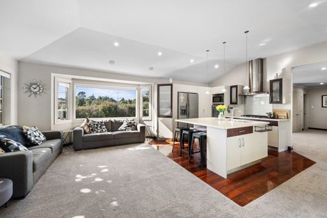 Photo of property in 8 Kerry Dell, Cockle Bay, Auckland, 2014