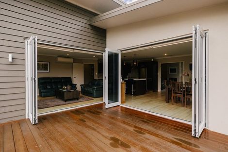 Photo of property in 8 Titirangi Drive, Fitzherbert, Palmerston North, 4471