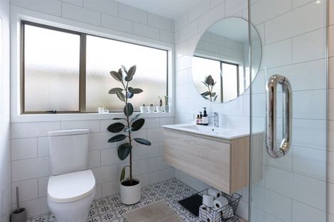 Photo of property in 1/45 Unsworth Drive, Unsworth Heights, Auckland, 0632