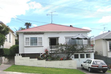 Photo of property in 41 Roslyn Terrace, Stanley Point, Auckland, 0624