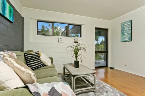 Photo of property in 1/86 Braemar Road, Castor Bay, Auckland, 0620
