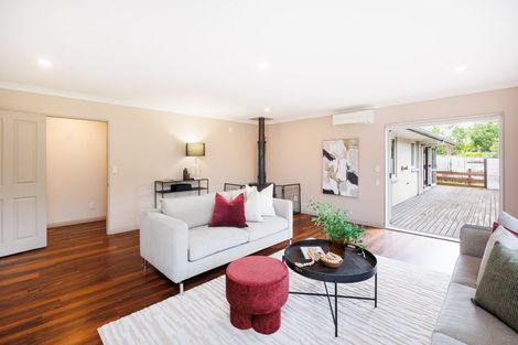 Photo of property in 27 Johnstone Drive, Fitzherbert, Palmerston North, 4410