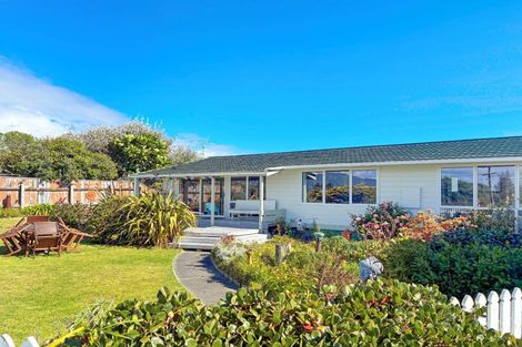 Photo of property in 1a Field Way, Waikanae Beach, Waikanae, 5036