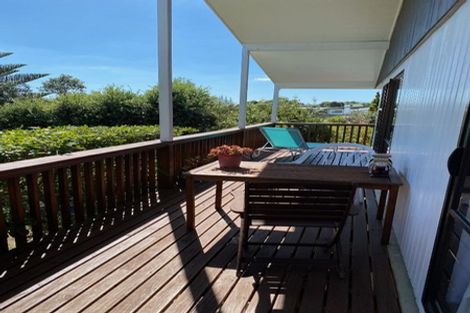 Photo of property in 40 Queens Road, Waikanae Beach, Waikanae, 5036