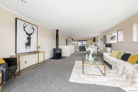 Photo of property in 10 Halcombe Place, Green Bay, Auckland, 0604