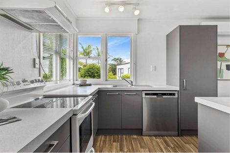 Photo of property in 2/111 Hobsonville Road, West Harbour, Auckland, 0618