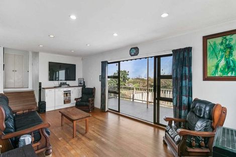 Photo of property in 12 Ellesmere Crescent, Pakuranga Heights, Auckland, 2010