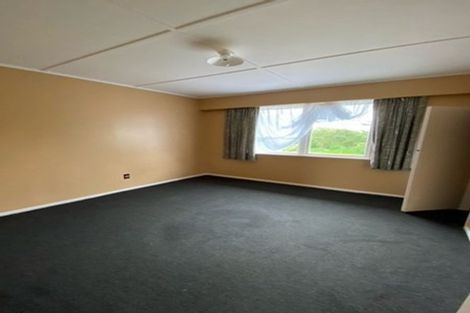 Photo of property in 17 Balmain Street, Newlands, Wellington, 6037