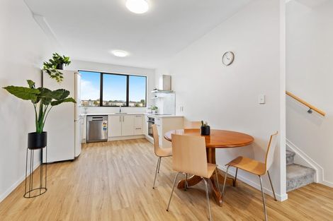 Photo of property in 5 Bloom Crescent, Sunnyvale, Auckland, 0612